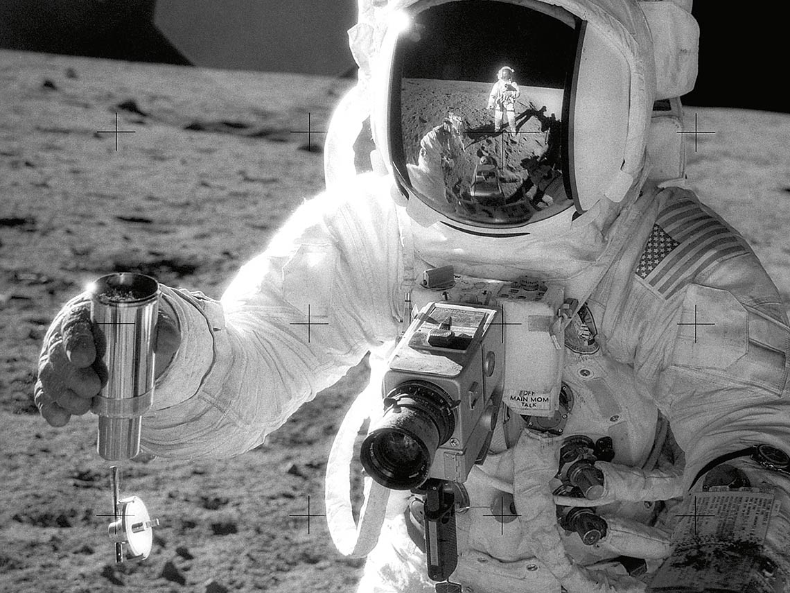 L’astronaute Alan L. Bean, pilote du module lunaire de la mission Apollo 12, tient dans sa main un échantillon prélevé sur le sol de la Lune, 1969. © NASA.