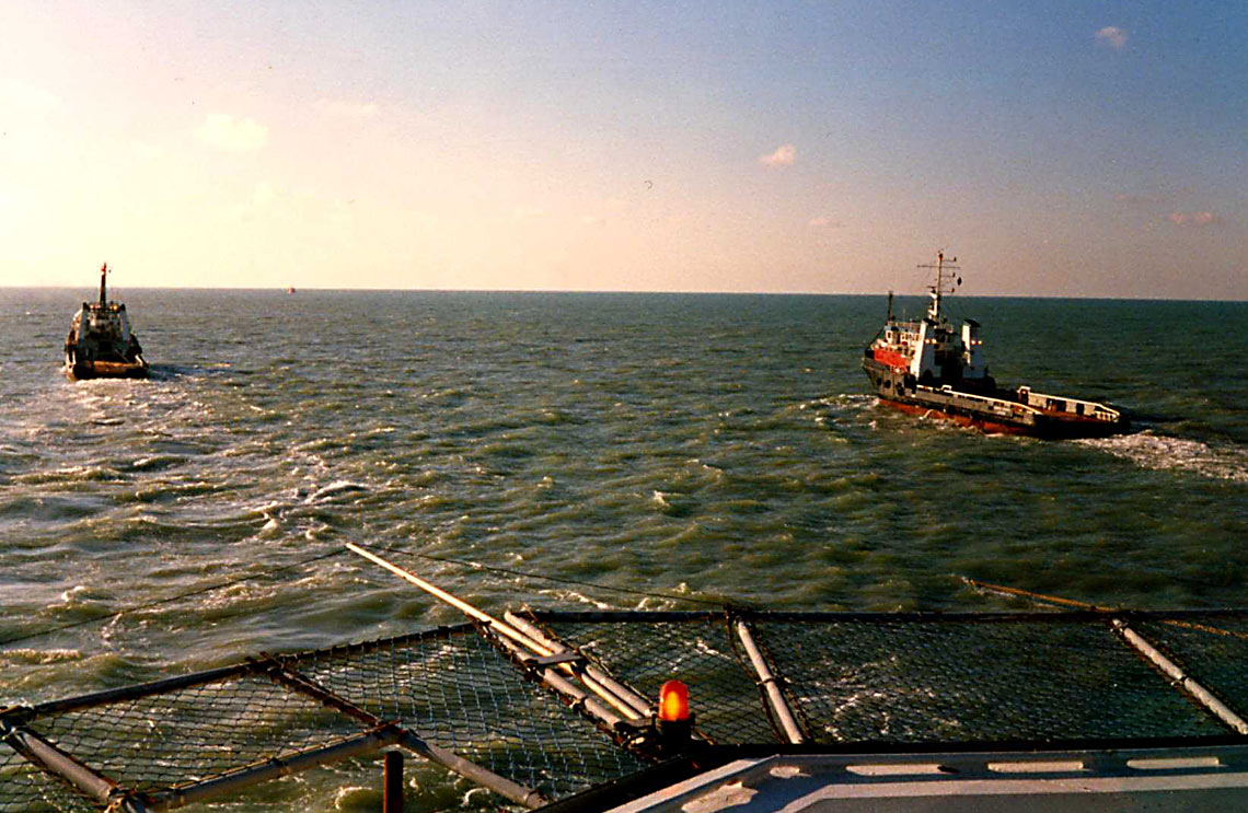 Déplacement d'une plateforme de travail lors des travaux du tunnel sous la Manche, entre Douvres et Calais (Pas-de-Calais, 1986).
