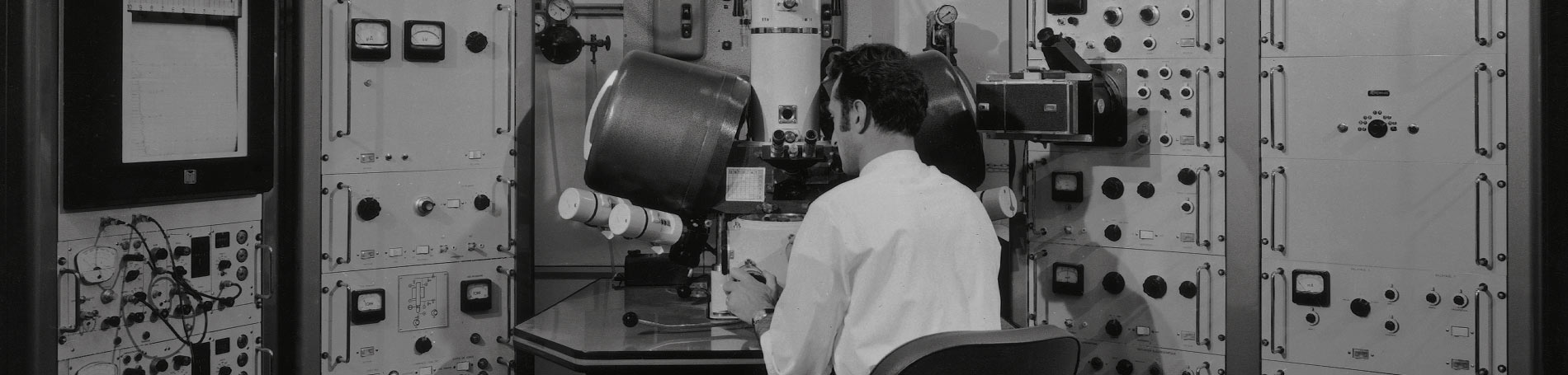 L'analyse géochimique dans les laboratoires du BRGM dans les années 1960. © BRGM
