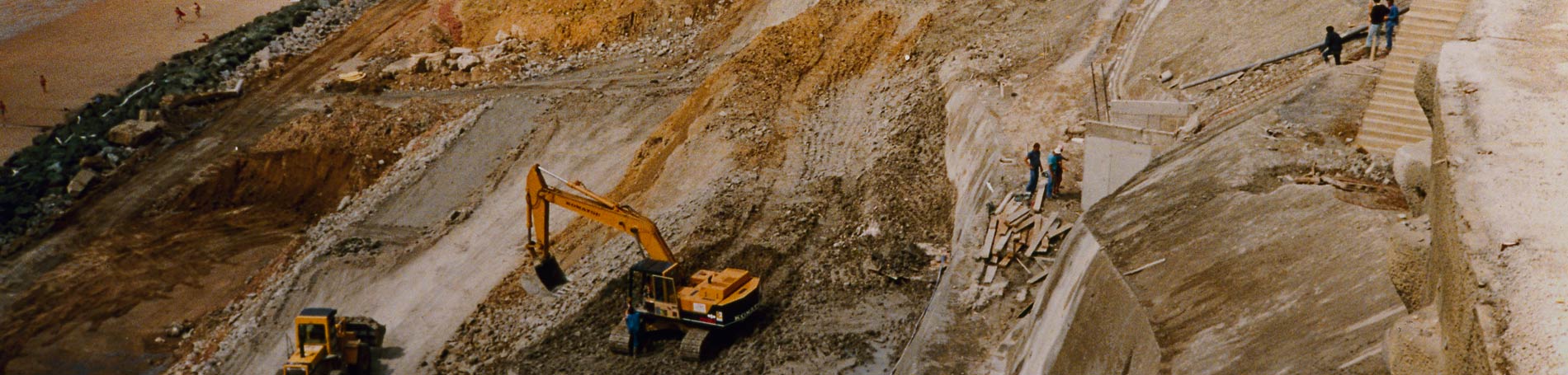 Stabilisation of cliffs (Biarritz, Pyrénées-Atlantiques, 1990s). © BRGM - Jean-Luc Dessenne