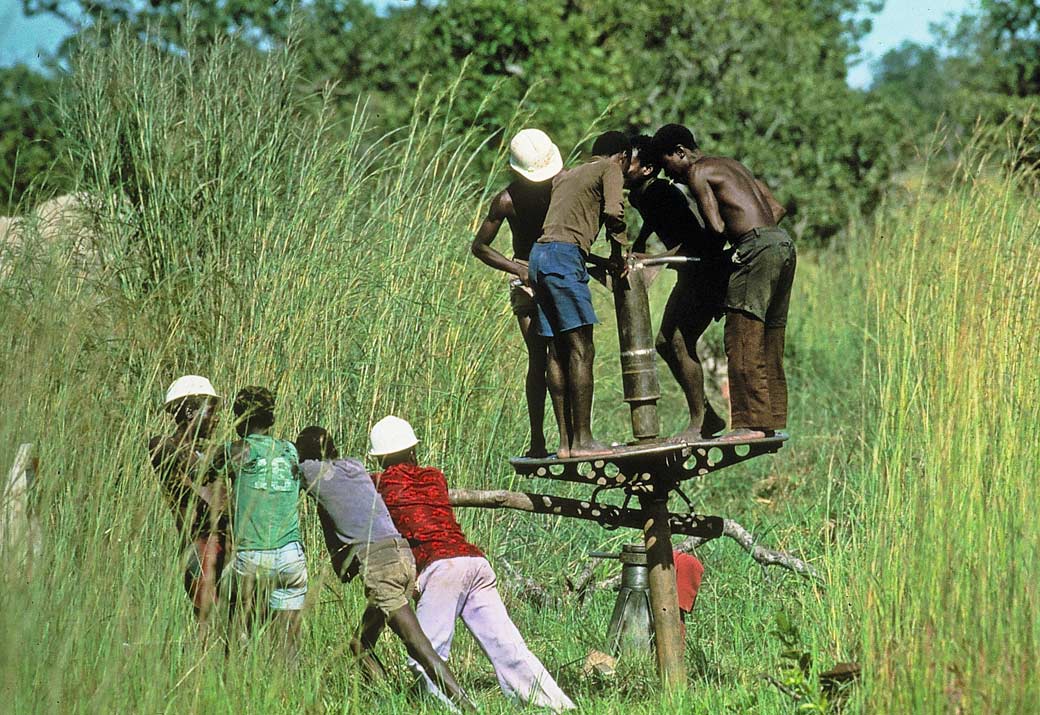 Une sondeuse Banka pour la recherche d'étain à Kania au Shaba (Katanga, Zaïre, République démocratique du Congo).