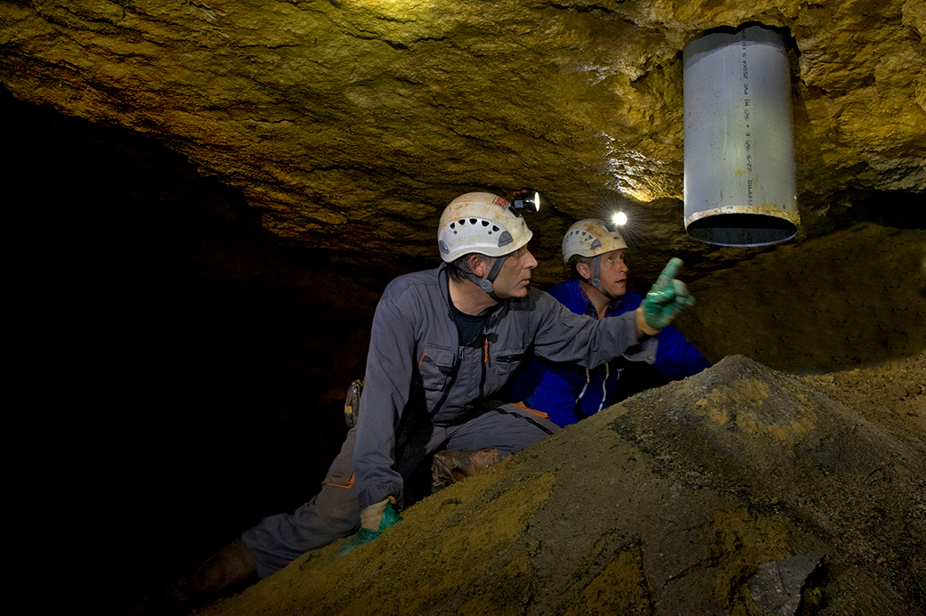 Agents du BRGM vérifiant le dispositif de comblement des cavités du bassin minier de May-Sur-Orne, dans le cadre d'une opération de sécurisation des anciens sites miniers (Calvados, 2012). © Laurent Mignaux - MEDDE