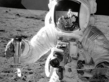 L’astronaute Alan L. Bean, pilote du module lunaire de la mission Apollo 12, tient dans sa main un échantillon prélevé sur le sol de la Lune, 1969. © NASA.
