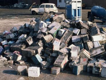 Déch ets électriques et électroniques dans les années 1970. © BRGM - F. Michel.
