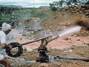 Exploitation d'étain par monitor à Manono (Zaïre, République démocratique du Congo).