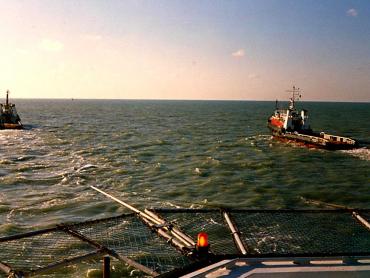 Déplacement d'une plateforme de travail lors des travaux du tunnel sous la Manche, entre Douvres et Calais (Pas-de-Calais, 1986).