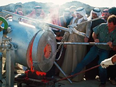 Fusion du premier lingot d’or à Al Hajar, Arabie Saoudite, 1988. © BRGM