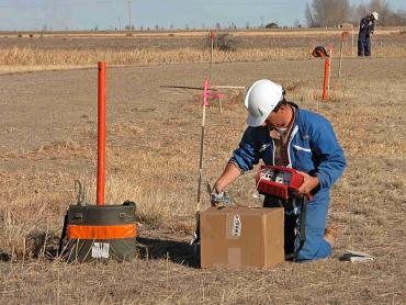 Campagne de mesure de gaz des sols en partenariat avec le BGS et l'Université de Rome sur le site pétrolier de Weyburn en 2003 (Saskatchewan, Canada). © BRGM - Gilles Braibant