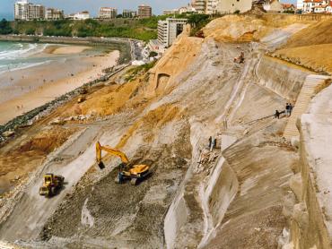 Aménagement de falaise sur la côte des Basques en 1994 (Biarritz, Pyrénées-Atlantiques).