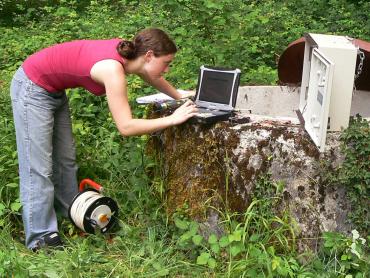 Récupération de données piézométriques sur un ordinateur portable de terrain, en 2009.